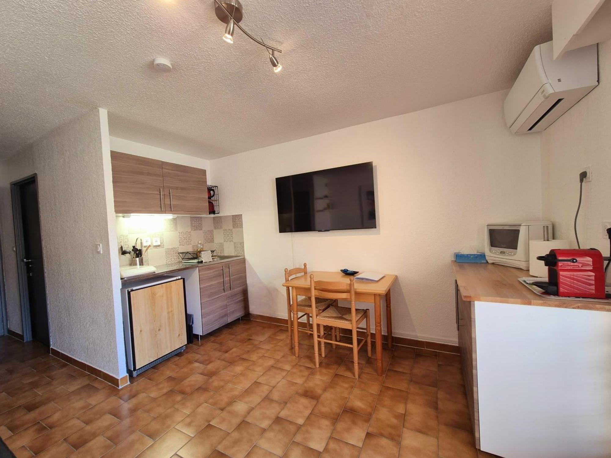 Apartment Piscine, Proche Mer, Parking Prive